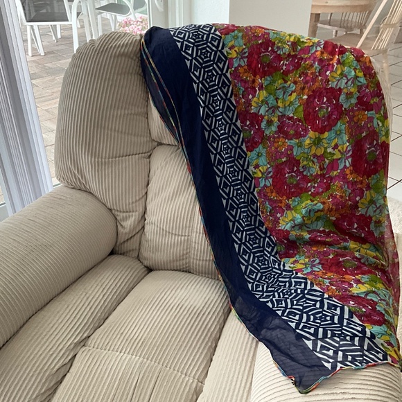 Large multi colored scarf/wrap/throw or multifunctional item - Picture 6 of 6